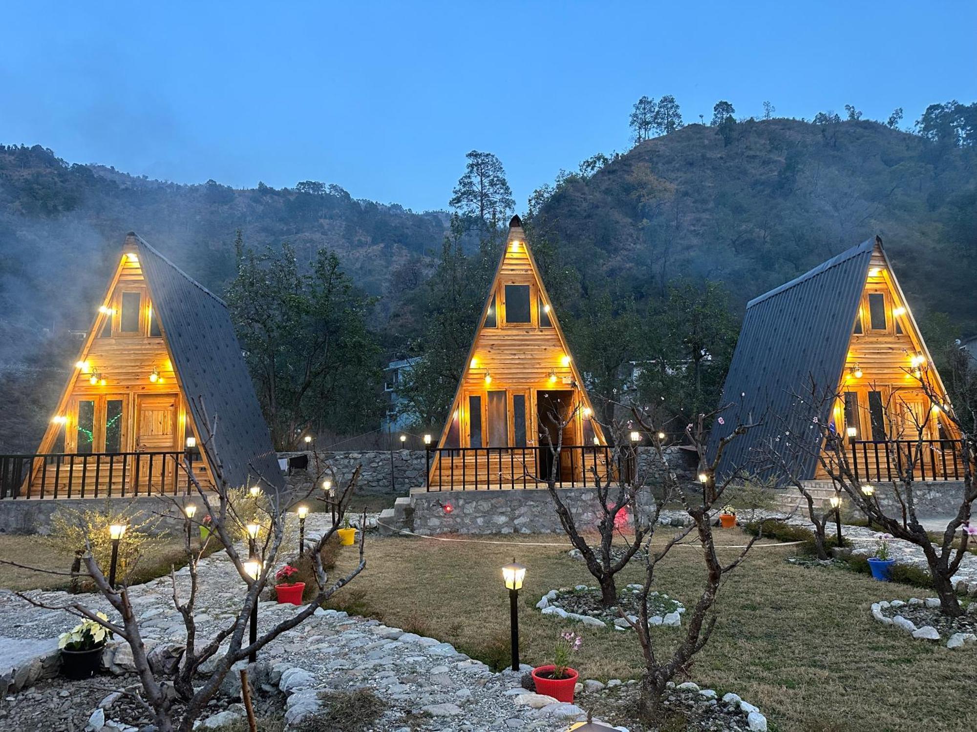 נייניטל Cabana Riverside Resort - Kainchi Dham מראה חיצוני תמונה