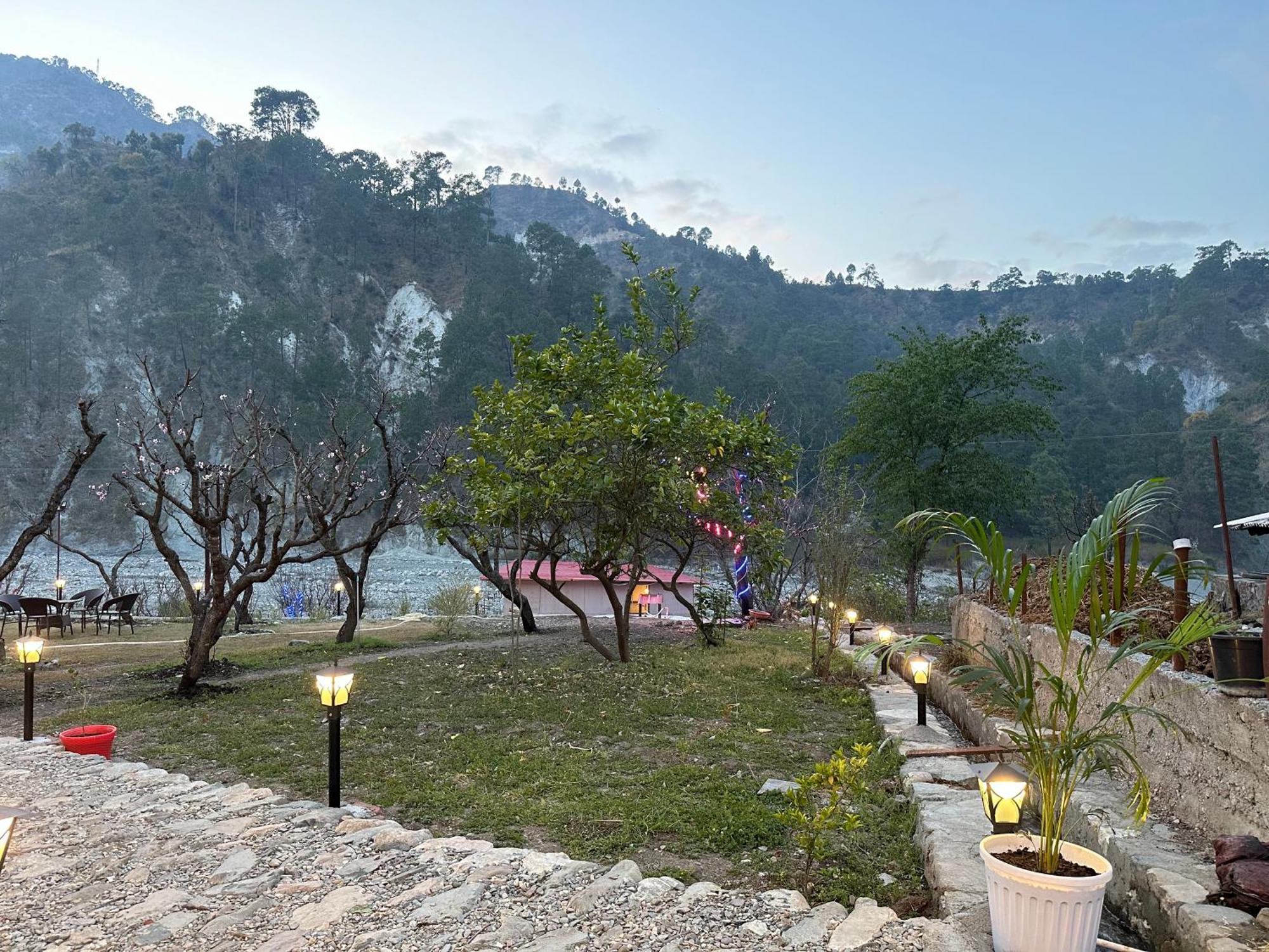 נייניטל Cabana Riverside Resort - Kainchi Dham מראה חיצוני תמונה